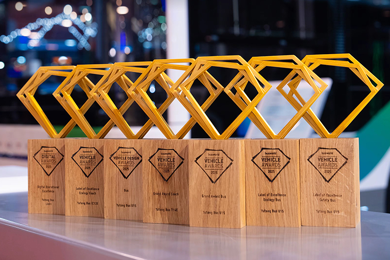 Η Yutong παρουσίασε την τεχνολογία EV Long-Life στο Busworld Europe 2025 και απέσπασε επτά σημαντικά βραβεία, μεταξύ των οποίων τα μοντέλα Yutong T14E και U15 τιμήθηκαν αντίστοιχα με τα βραβεία «Grand Award Coach» και «Grand Award Bus».